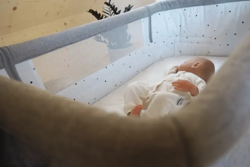 Bezpieczny materac dla noworodka: Lekarze obalają mity!