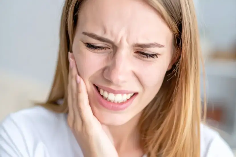 Umów się do dentysty bez stresu: NFZ, prywatnie, nagły ból poradnik.