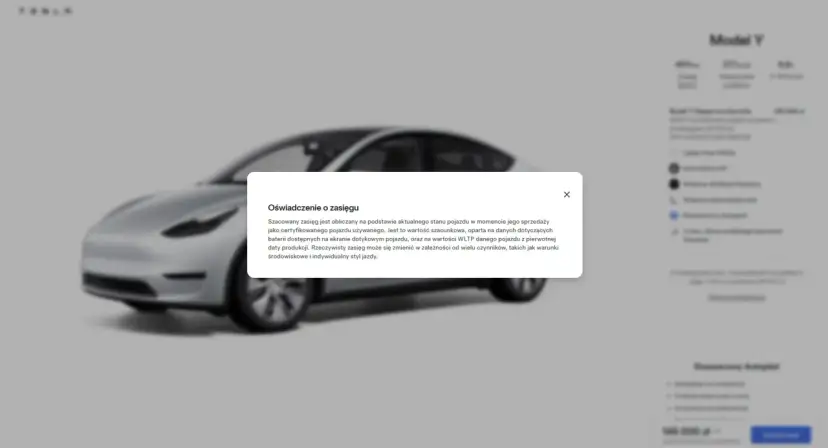 Szary Tesla Model Y z informacją o szacowanym zasięgu baterii. Dowiedz się, ile wytrzymuje bateria w Tesli, zależnie od warunków i stylu jazdy.