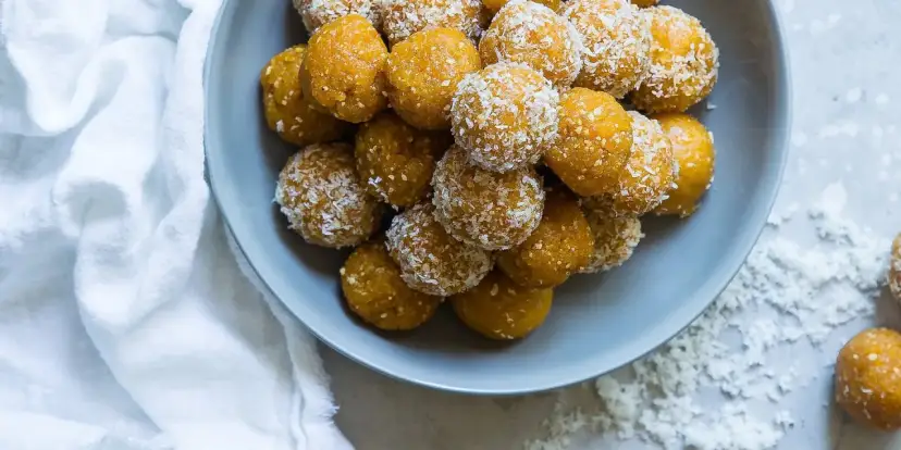 Kulki proteinowe w wiórkach kokosowych, idealne do szybkiego przygotowania według prostego przepisu.