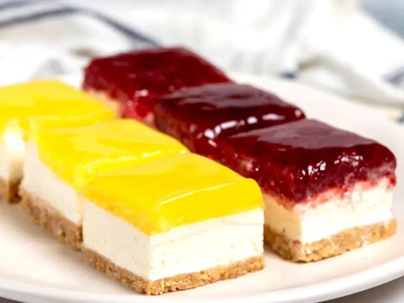 Sernik na zimno z galaretką cytrynową i malinową. Pyszne, orzeźwiające kawałki na kruchym spodzie.