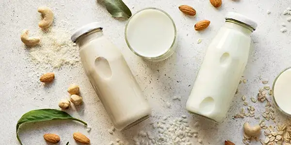 Mleko krowie czy roślinne: co wybrać dla zdrowia i smaku?