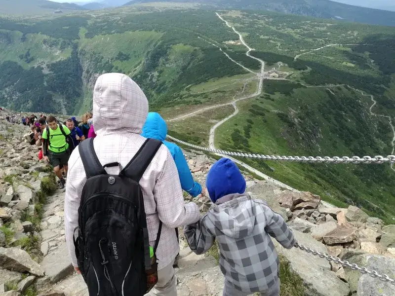 Jakim szlakiem z dzieckiem na Śnieżkę - najłatwiejsze trasy i porady