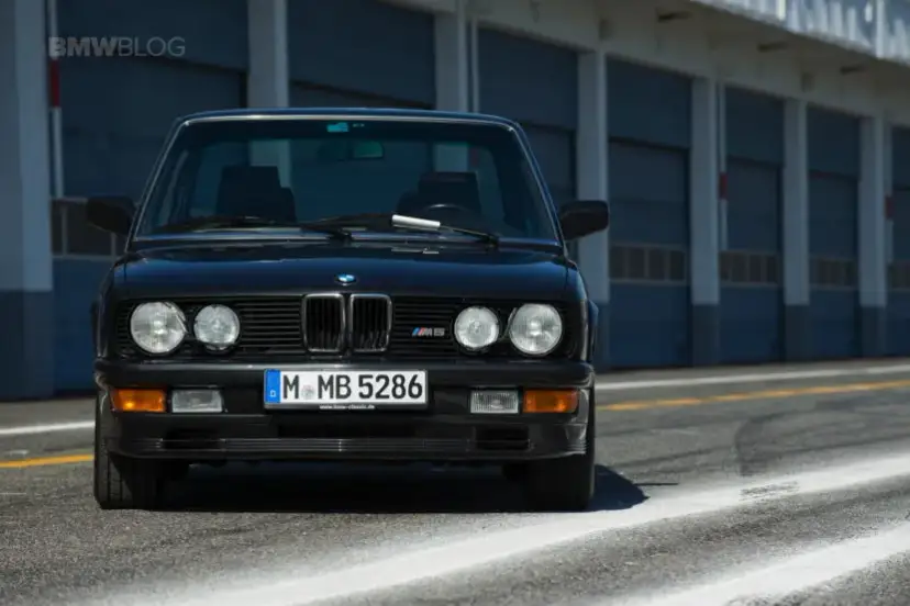 Ile koni ma BMW M5? Moc od E28 do hybrydy G90 zaskoczy Cię!