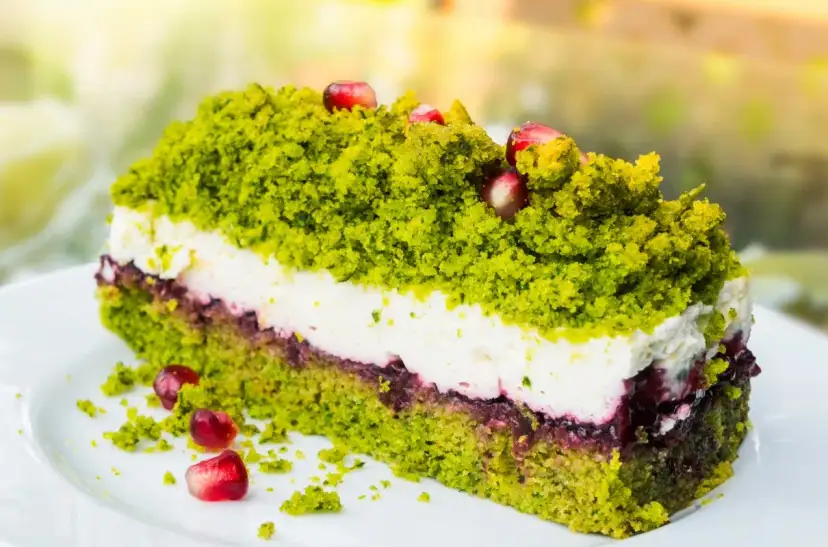 Zielony deser z kremem i owocami granatu, idealny na letnie popołudnie. Azalea przepis.
