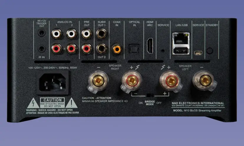 Tył wzmacniacza NAD M10 BluOS Streaming Amplifier (v2) z licznymi złączami: analogowymi, cyfrowymi, HDMI, USB, LAN i terminalami głośnikowymi.
