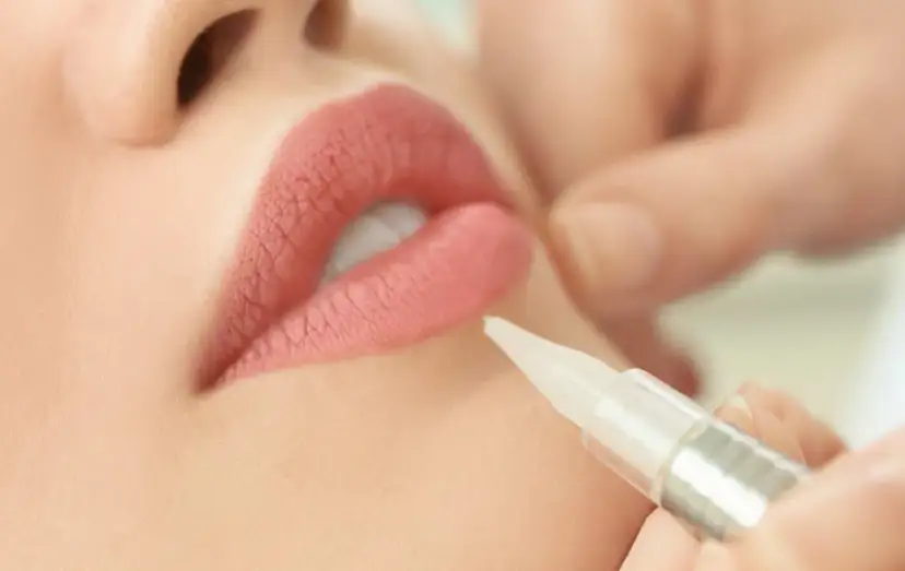 Permanentes Lippen Make-up: Vorteile, Techniken und Risiken erklärt