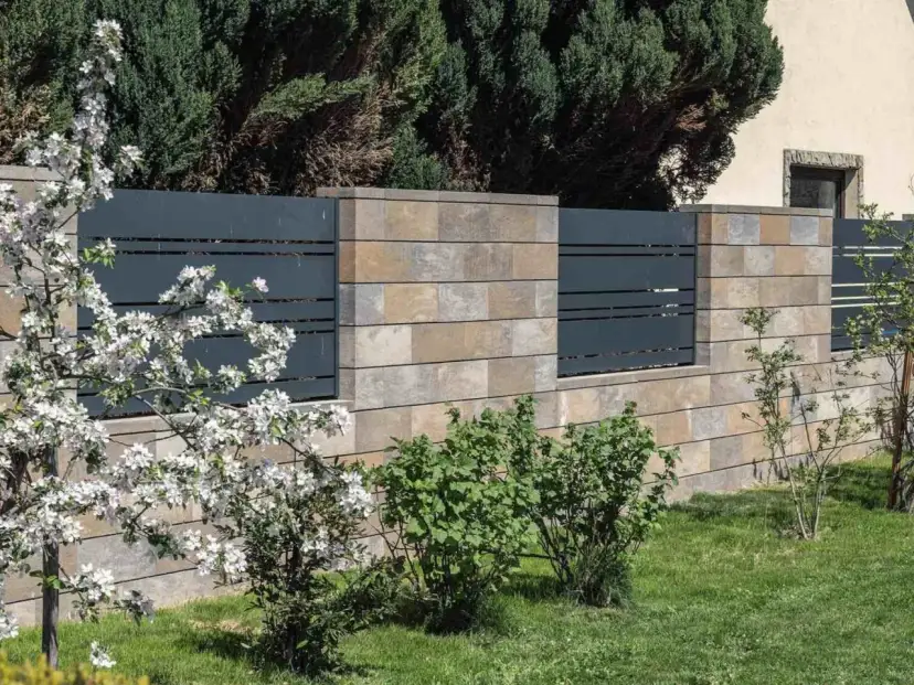 Jaki kolor ogrodzenia do brązowego dachu? Sprawdzone połączenia