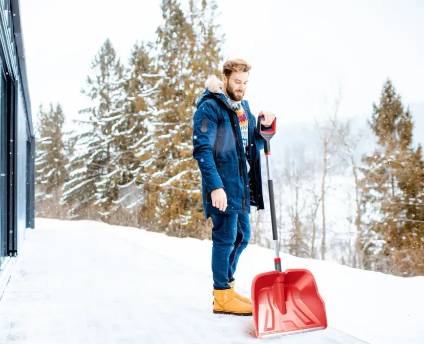Jak odśnieżyć podjazd skutecznie i bezpiecznie w każdych warunkach
