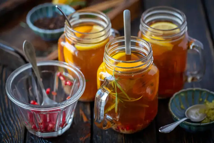 Rozgrzewająca herbata z imbirem: Jak zrobić? Przepisy i sekrety