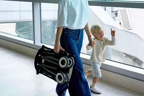 Spacerówka walizkowa: Jak wybrać idealną do podróży i miasta?