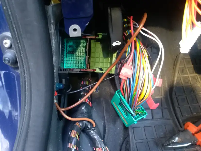 Wiązka przewodów i zielone złącza w Opel Zafira. Tutaj znajduje się centralka centralnego zamka.