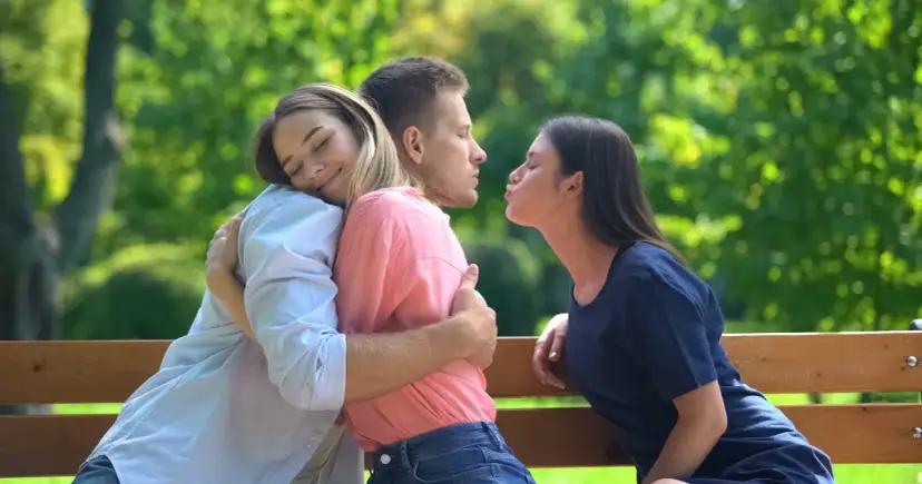 Kochasz kilku? Zrozum miłość do wielu osób i poliamorię