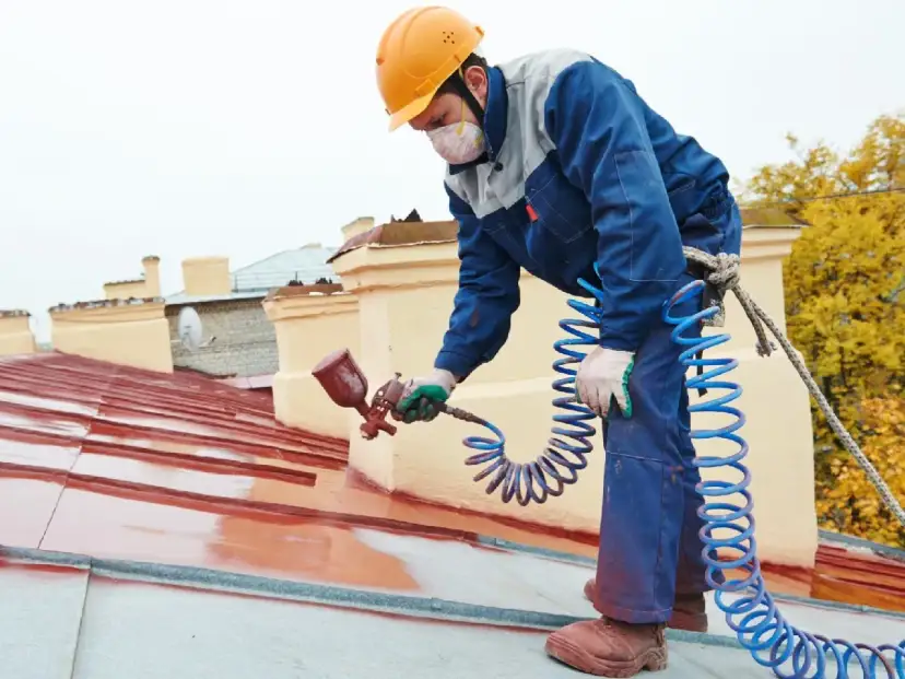 Jaki agregat do malowania dachu wybrać, aby zaoszczędzić czas i pieniądze?