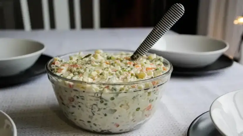 Co zrobić z nadmiarem sałatki jarzynowej? 5 kreatywnych przepisów