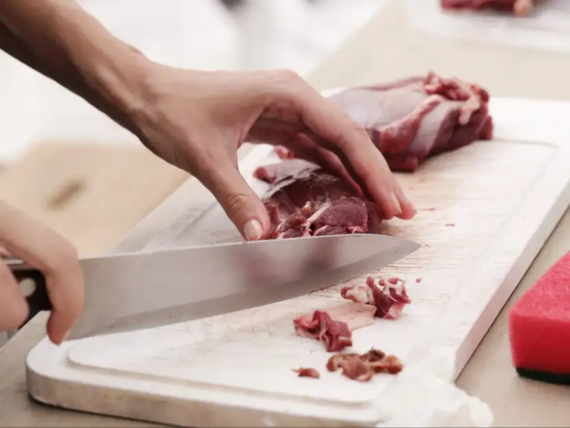 Krojenie mięsa w poprzek włókien: sekret kruchości i smaku
