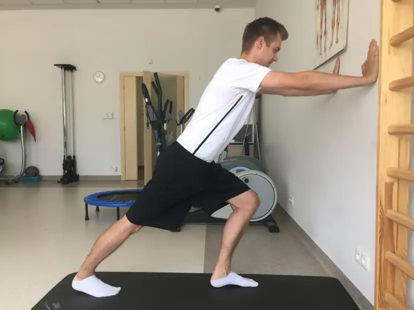 Jak rozciągać łydki? Zwalcz ból i kontuzje krok po kroku