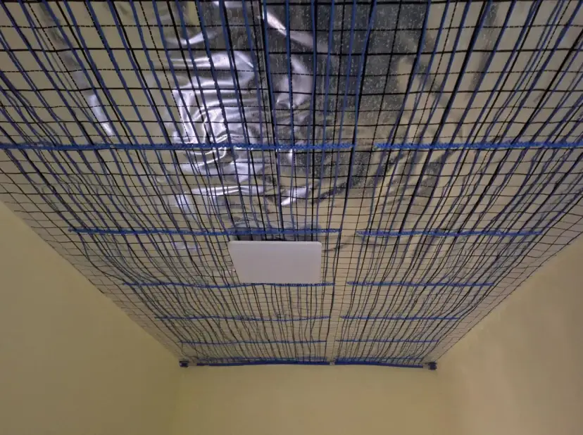Sufit z siatką i folią izolacyjną, przygotowany pod montaż mat kapilarnych.
