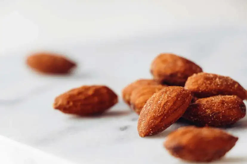 Jak prażyć migdały na patelni? Szybki przewodnik po chrupkości