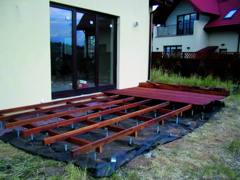 Jak skutecznie zabezpieczyć legary pod taras przed wilgocią i uszkodzeniami