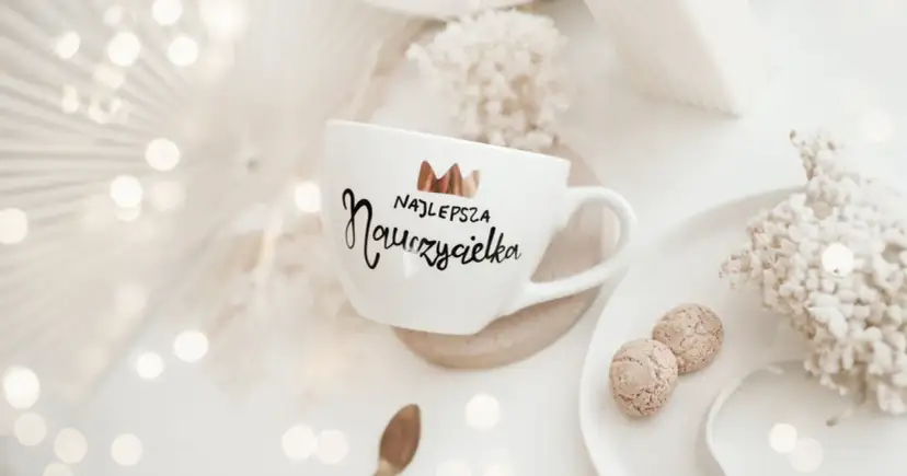 Idealny prezent dla wychowawcy na koniec roku? Pomysły i czego unikać.