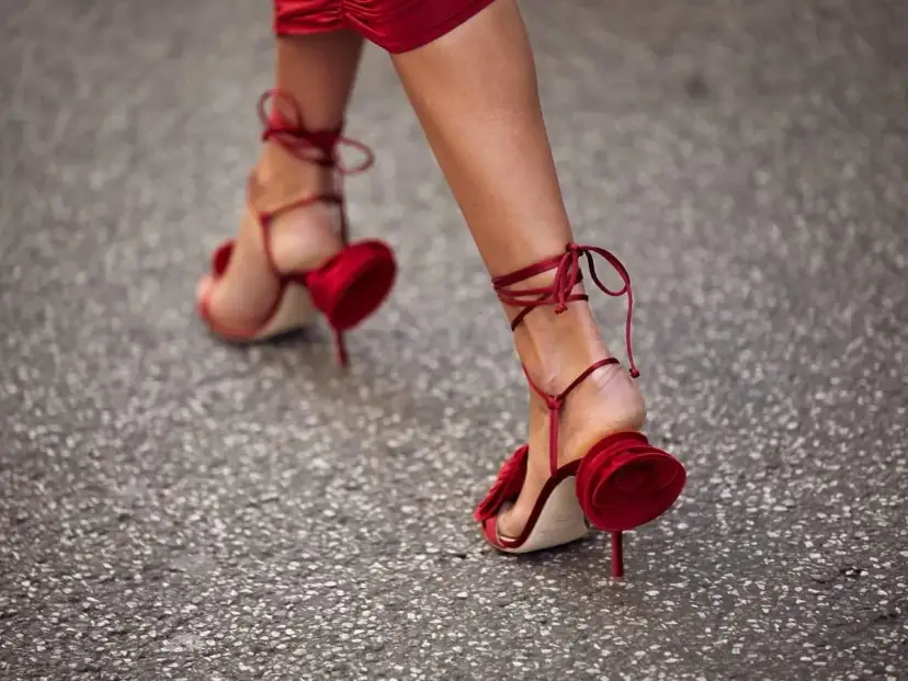 Idealne buty do czerwonej sukienki? Odkryj sekrety stylizacji!