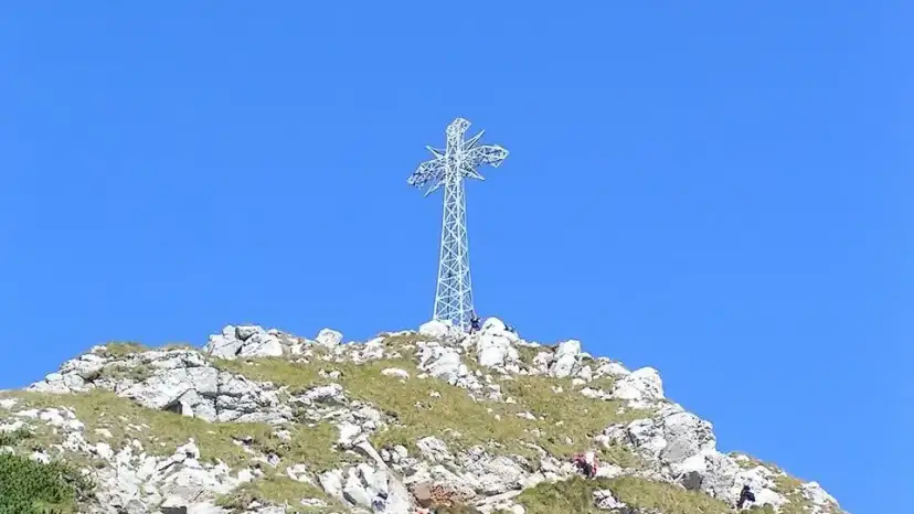 Krzyż na Giewoncie: Kiedy i dlaczego rozbłyska światłem?
