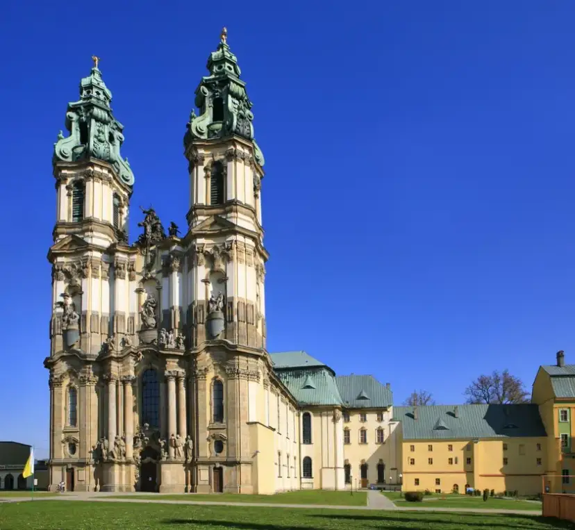 Sanktuarium w Krzeszowie: Historia, Cuda i Miejsce Pielgrzymek