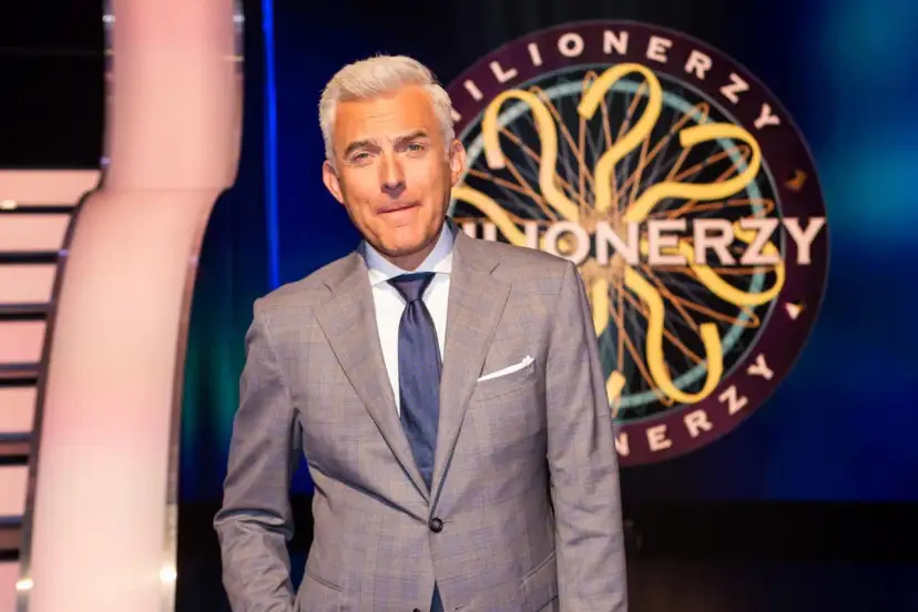 Hubert Urbański w garniturze, prowadzący "Milionerzy". Czy jest jakimś ssakiem, który potrafi wygrać miliony?
