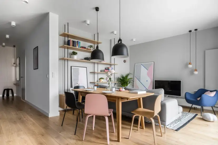 Co powiesić nad stołem w salonie? Najlepsze pomysły na dekoracje