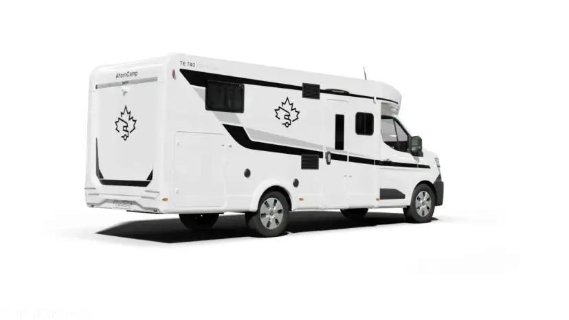 Biały kamper AhornCamp TE 740 First Edition z czarnymi detalami i logo liścia klonu. Gotowy na przygody!
