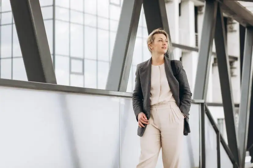 Jaka marynarka do czarnego kombinezonu? Kolor i krój na okazję!