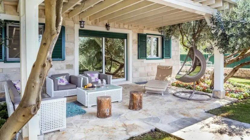 Przedłużony dach nad tarasem: jak zwiększyć komfort i wartość nieruchomości