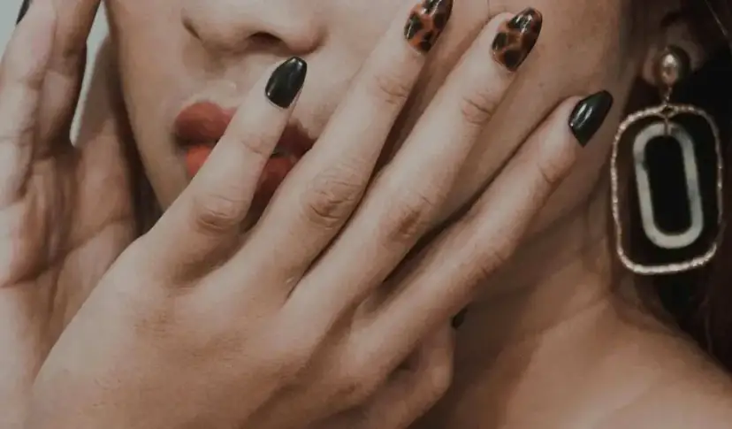 Jakie kolory paznokci najlepiej pasują do opalonych dłoni?