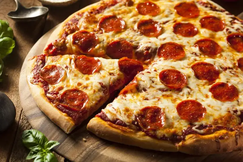 Ile kalorii ma pizza pepperoni? Zaskakujące różnice w kaloryczności