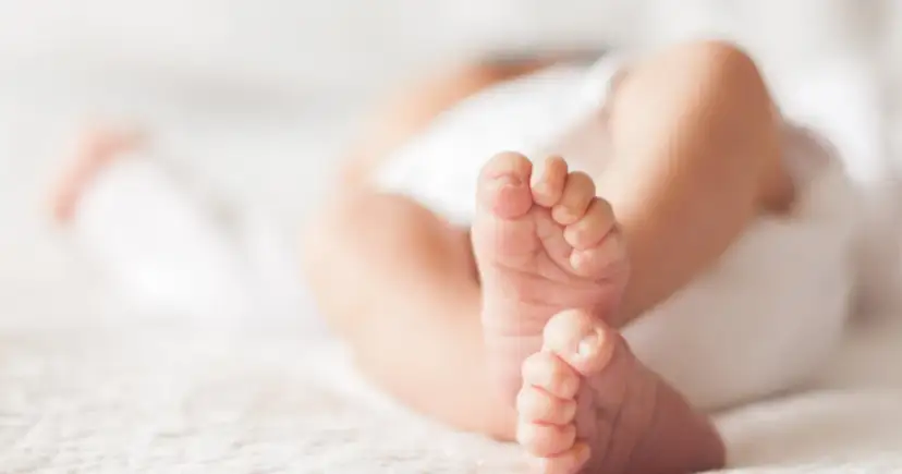 Delikatne, małe stópki niemowlaka, które po kąpieli są mokre i zimne.