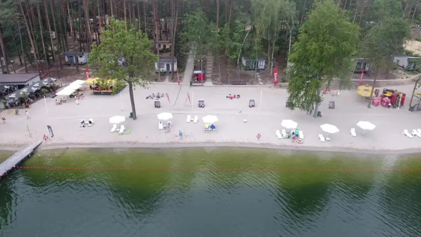 Plaża z domkami i barem nad jeziorem, idealne miejsce na magic camping Lubniewice.
