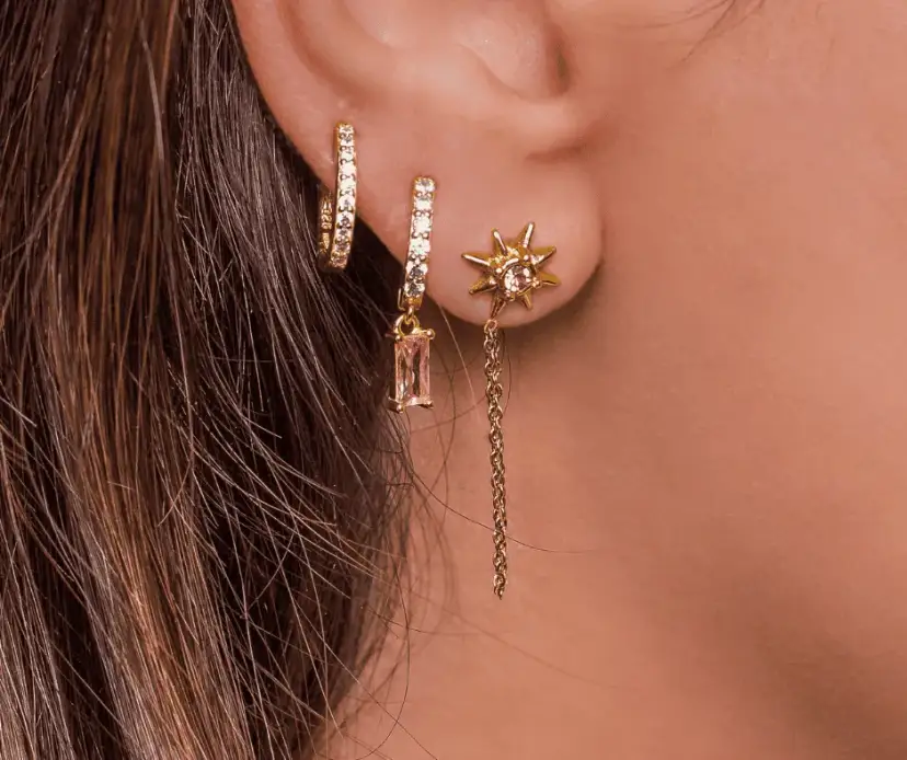 Jakie kolczyki noszą gwiazdy? Trendy, które musisz znać!