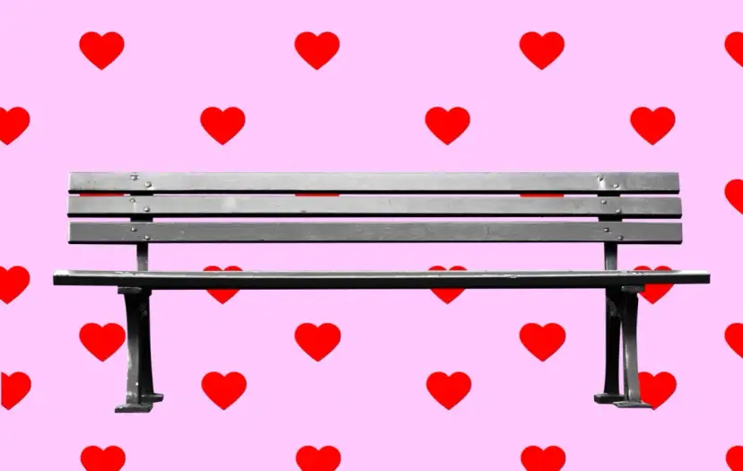 Ławka w parku, otoczona różowymi serduszkami. Idealne miejsce na romantyczne benching.