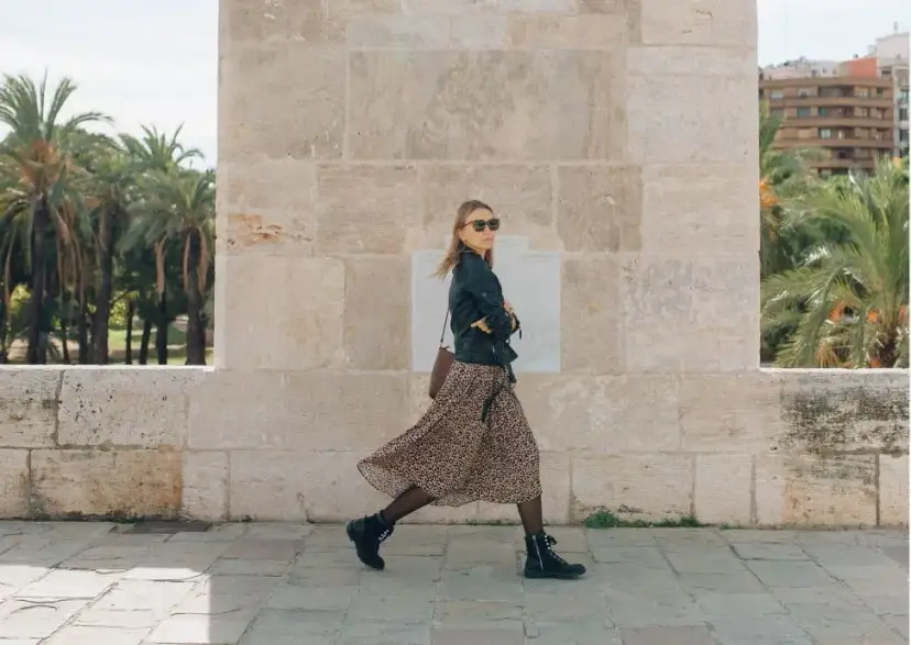 Jaką kurtkę do długiej spódnicy wybrać, aby wyglądać stylowo?