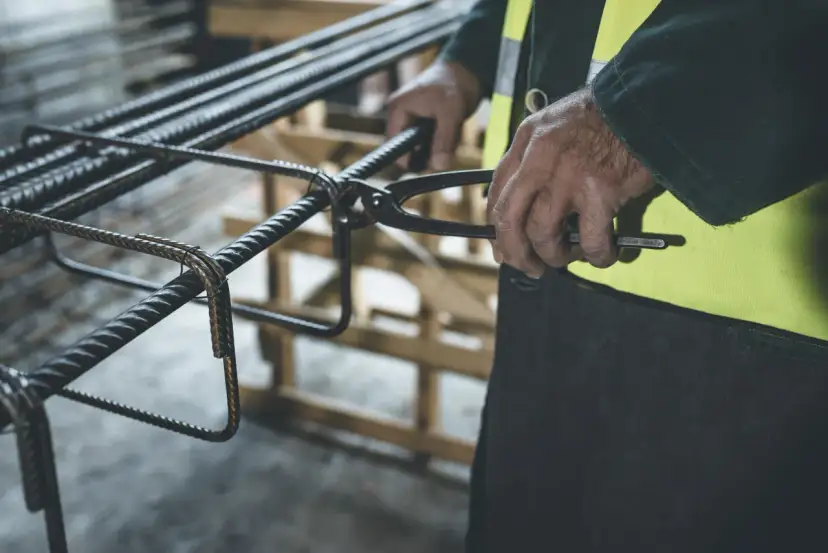Stal zbrojeniowa w fundamentach: jak oszacować i nie przepłacić?