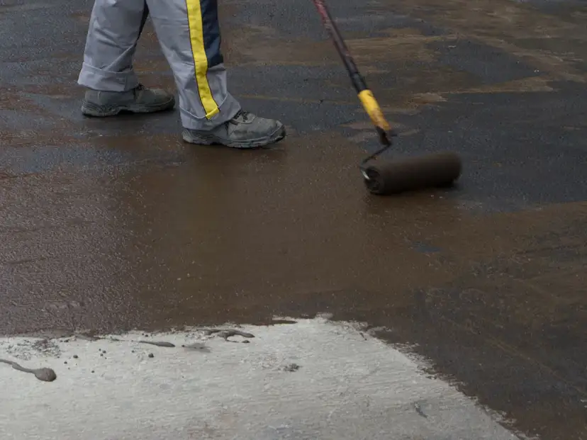 Czym pomalować posadzkę betonową w piwnicy, by uniknąć wilgoci?