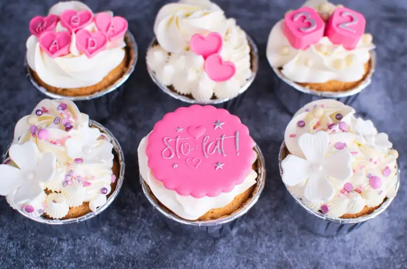 Planujesz babeczki na urodziny? Ile wcześniej upiec, by były świeże?