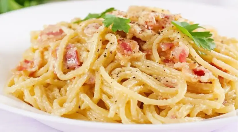 Pyszne spaghetti carbonara z boczkiem i parmezanem, idealne na szybki obiad. Oto prosty przepis!