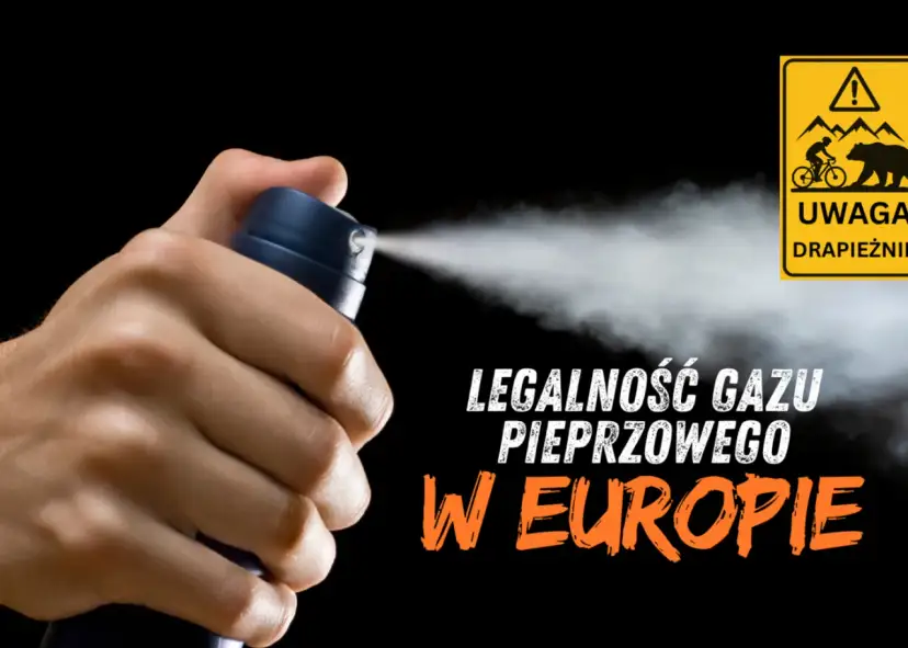 Dłoń trzymająca puszkę gazu pieprzowego, z której wydobywa się biała mgiełka.