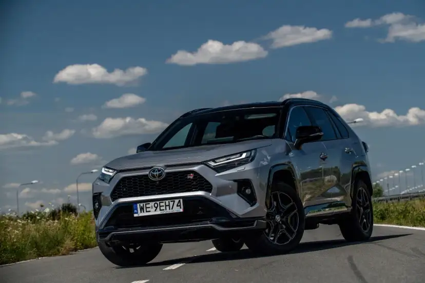 Szary Toyota RAV4 Hybrid GR Sport na drodze. Gdzie jest produkowana? W Japonii, USA, Kanadzie, Rosji, Chinach.