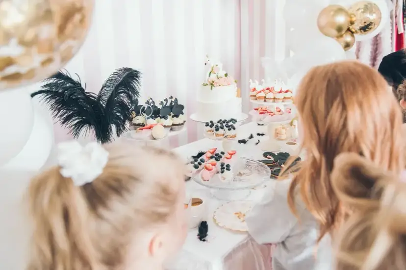 Jakie zabawy dla dzieci na weselu, które zapewnią im radość i zabawę