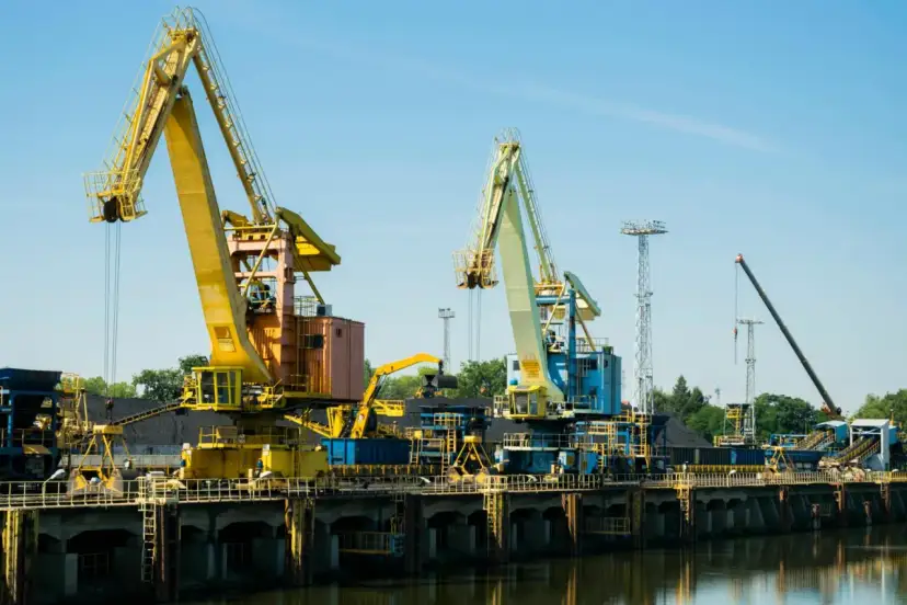 Ile kosztuje godzina pracy dźwigu? Poznaj stawki i uniknij opłat.