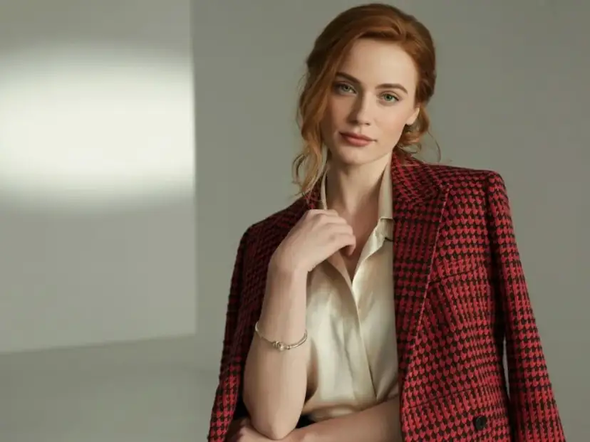 Jaką bluzkę do marynarki w kratę wybrać, aby wyglądać stylowo?