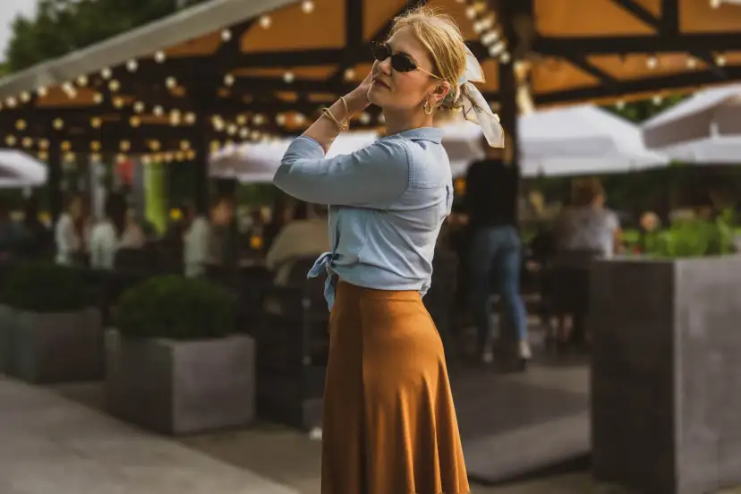 Jak zawiązać supełek na bluzce? Modne triki i idealna talia